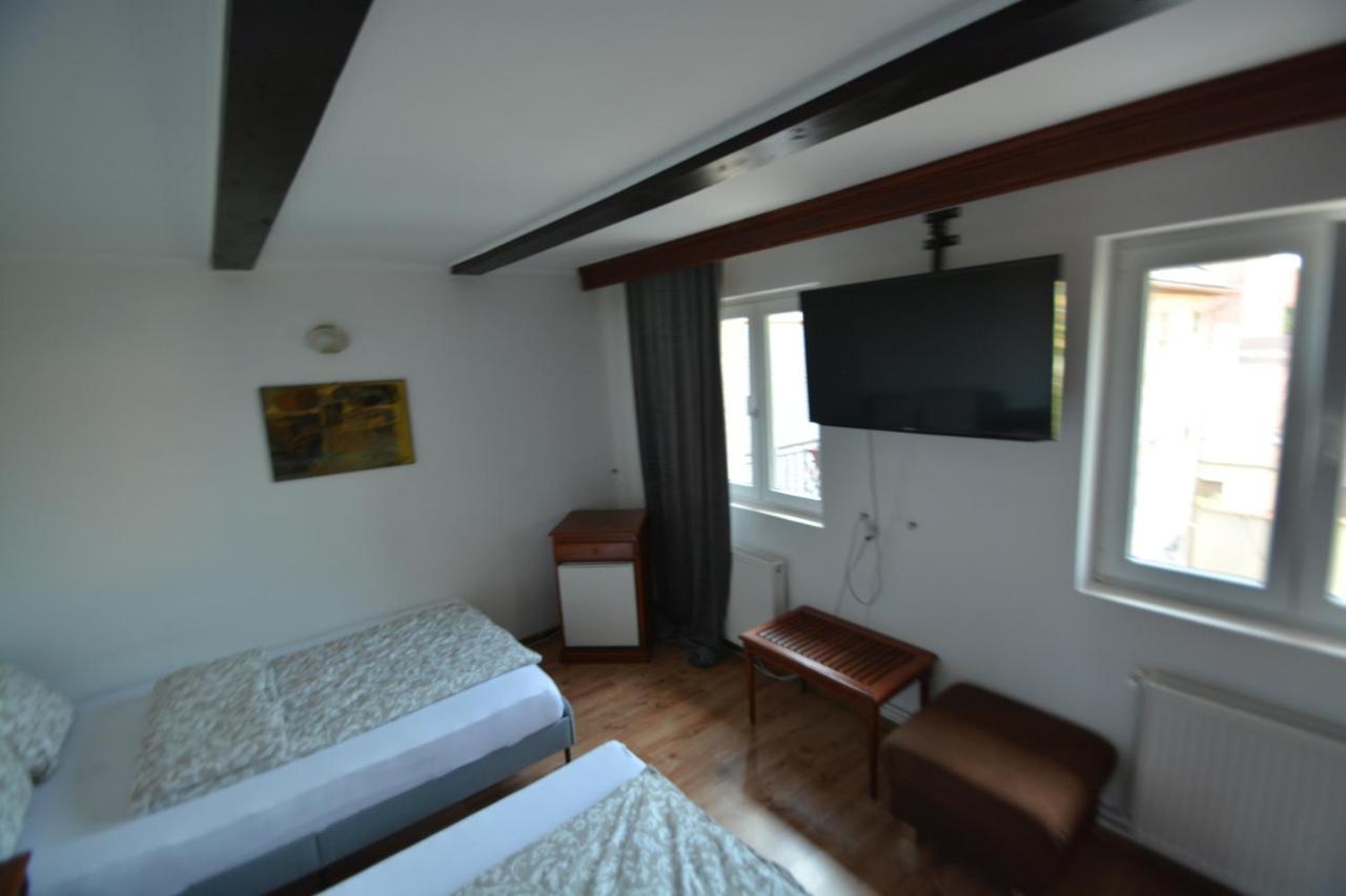 Gala - Guesthouse Oradea Buitenkant foto