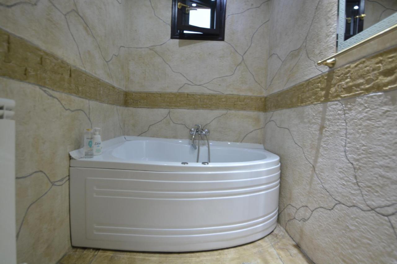 Gala - Guesthouse Oradea Buitenkant foto