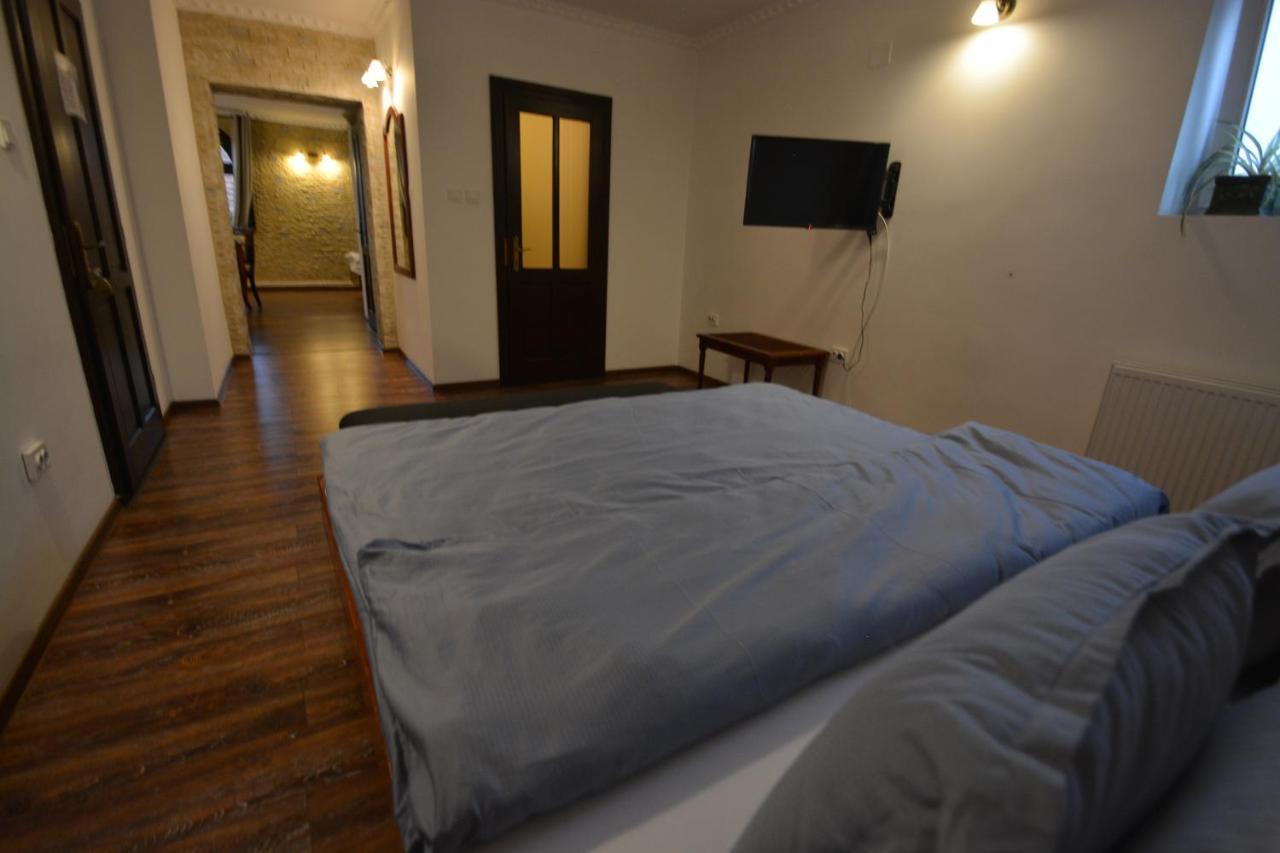 Gala - Guesthouse Oradea Buitenkant foto