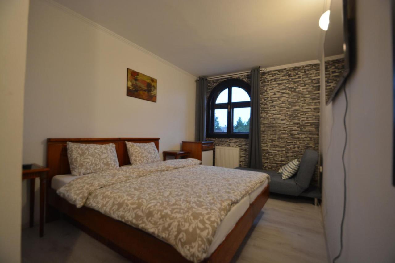 Gala - Guesthouse Oradea Buitenkant foto